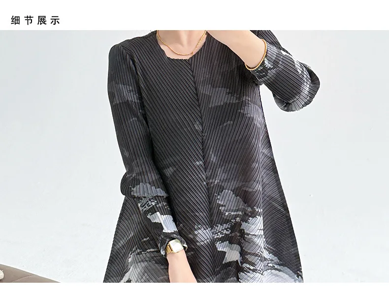 Miyake Plissierte Einreihige Damenkleider 2025 Sommer Neue Französische Batik-Bedruckte V-Ausschnitt-Kleider Lose Midi-Kleider – Detail 6