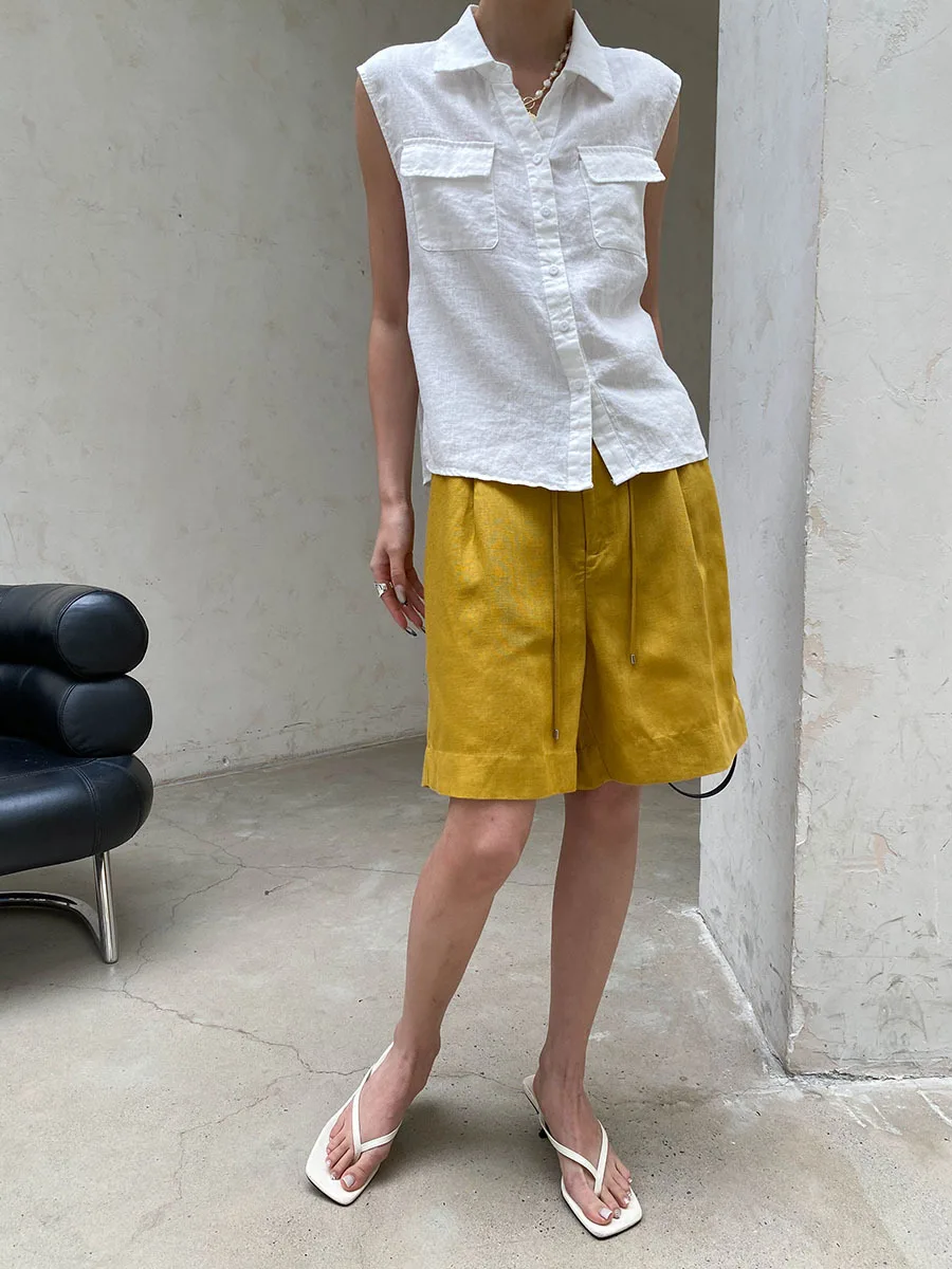 Sommerliche Damen-Weste in einfarbigem Design mit Revers und doppelten Taschen, ärmellos. – Detail 10