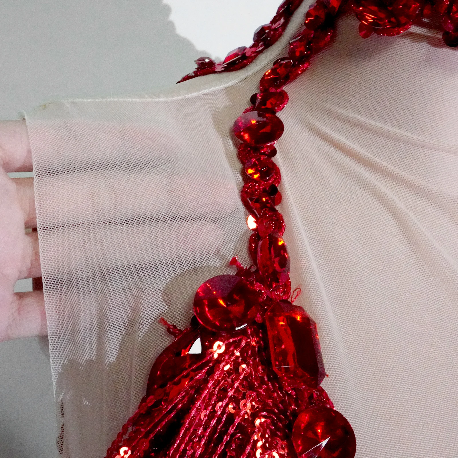 Kostium do tańca latynoamerykańskiego, błyszcząca czerwona sukienka mini z dżetami, frędzlami, prześwitująca, strój dla piosenkarki, na studniówkę, do tańca na rurze, na występ, strój drag queen