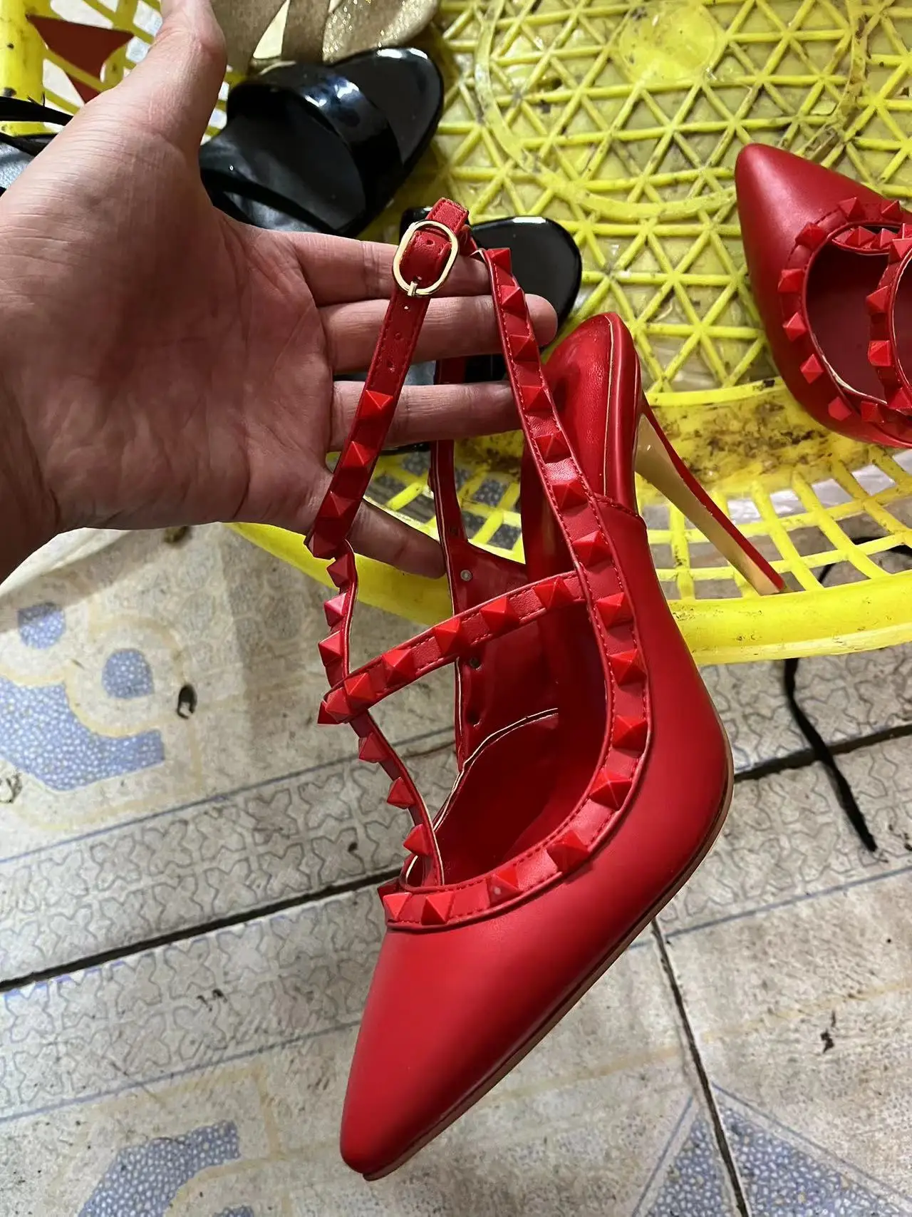 Zapatos de tacón con remaches de punta estrecha para mujer, sandalias informales de tacón alto y fino con hebillas sexys, color rojo y dorado, novedad de 2022