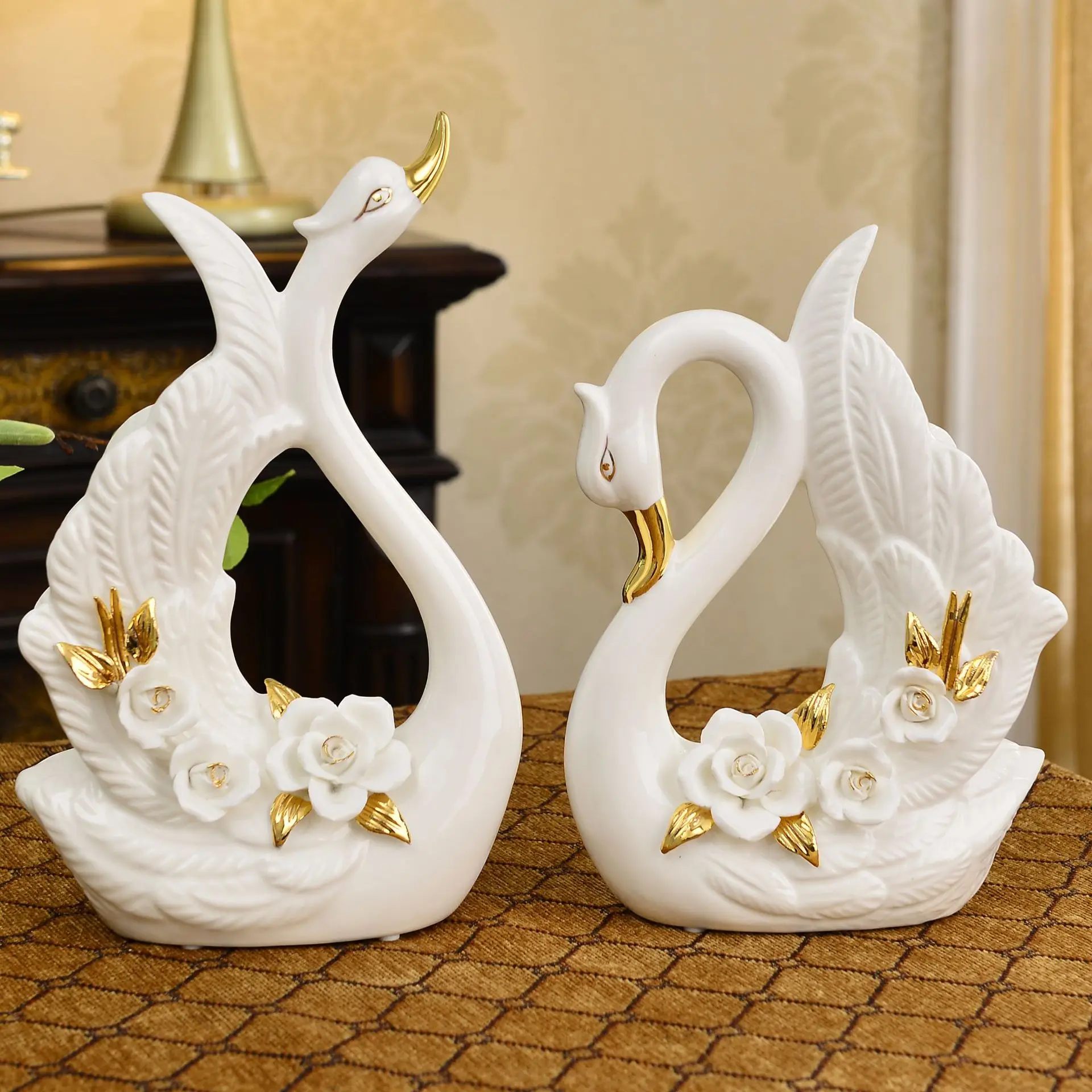 A Pair White Swan Lovers Home Decor Ceramic Crafts Porcelain Animal Figurines Wedding Decoration Lovers Gift