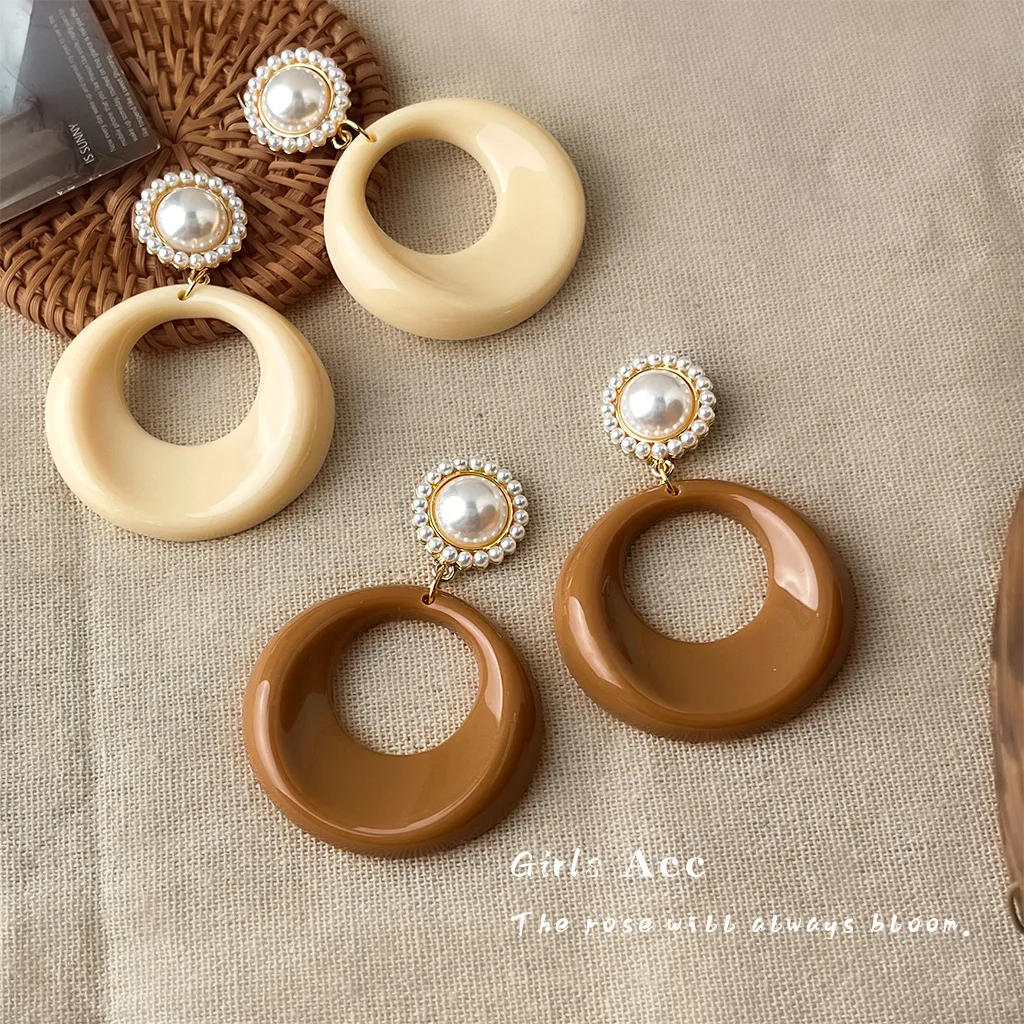 

Hot Selling High Quality Maillard Style Hollow Geometric Earrings Vintage Pearl Earrings Wholesale Classic Handmade Gentle