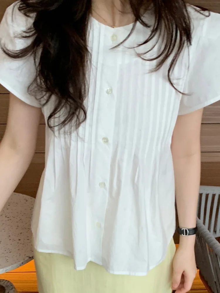 قميص نسائي أنيق وعصري بأكمام قصيرة، تصميم صيفي جديد بزر واحد، حواف مطوية أنيقة، مريح للبشرة وقابل للتنفس