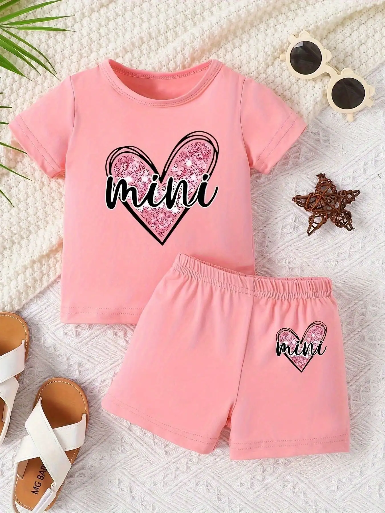 2026 Mädchen-Liebesbrief-Print Zweiteiler-Set Rundhals-Kurzarm-T-Shirt + lockere einfarbige Shorts Sommer-Set – Detail 2