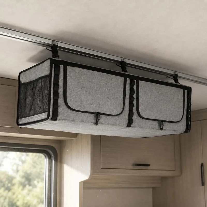 Schwarz umrandeter, weichwandiger Wohnmobil-Deckenschrank, platzsparender, an der Decke montierbarer Fahrzeuginnenraum-Organizer für Wohnmobile.