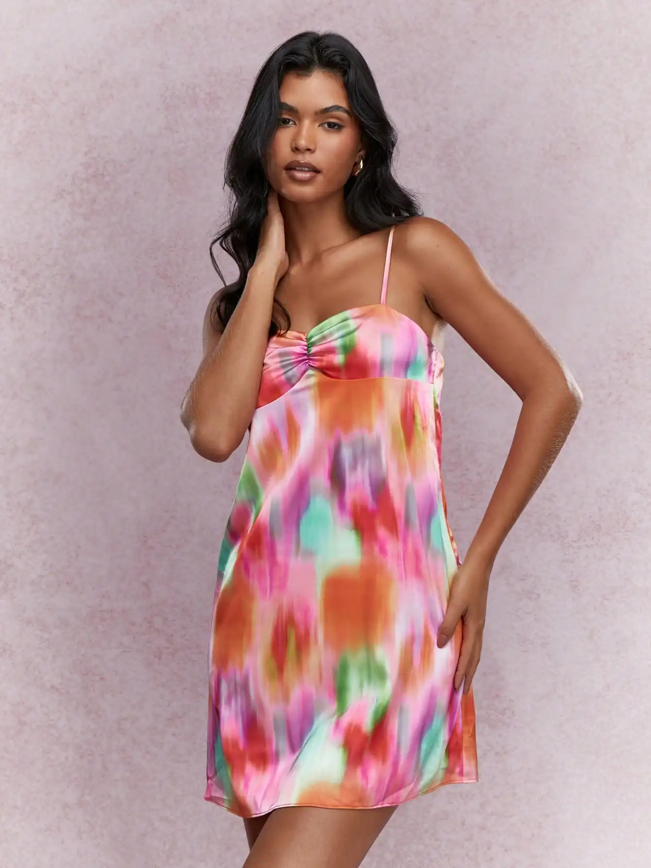 

Яркое мини-платье-комбинация с драпировкой на груди и эффектом тай-дай из атласной ткани