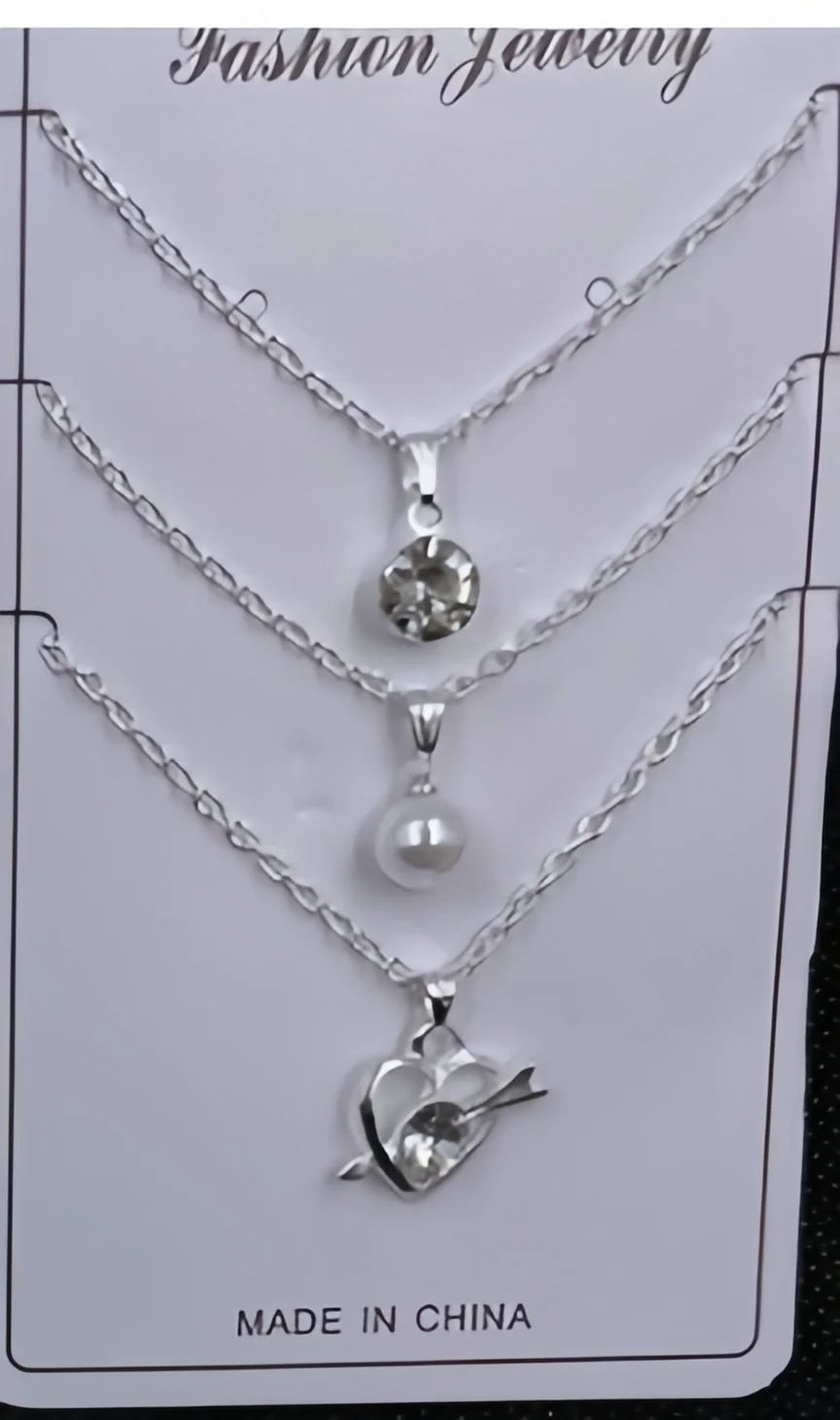 

Модное колье из серебра 925 пробы. Девушка в подарок ко Дню святого Валентина.