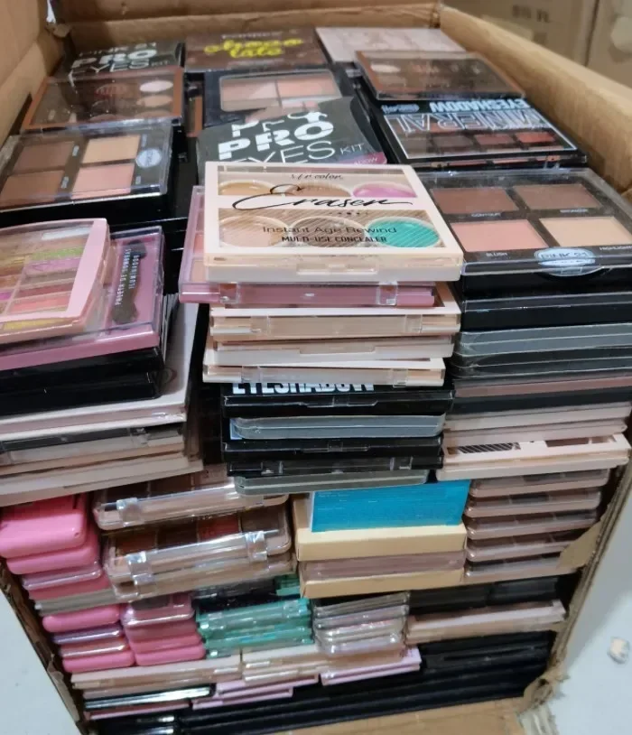 10点入りメイクアップセットキット、口紅、アイシャドウ、アイライナー、マスカラ、アイブロウペンシル、コンシーラー、チークが入るかも