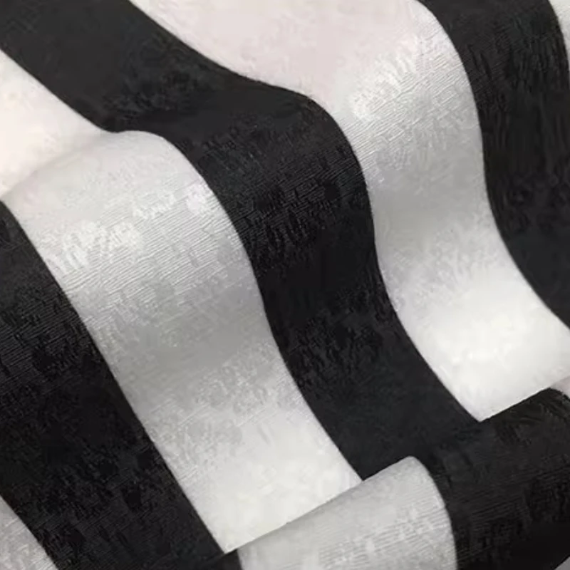 Tessuto per abiti versatile jacquard in fibra di poliestere Tessuto classico alla moda fai-da-te resistente alle rughe con silhouette a strisce bianche e nere