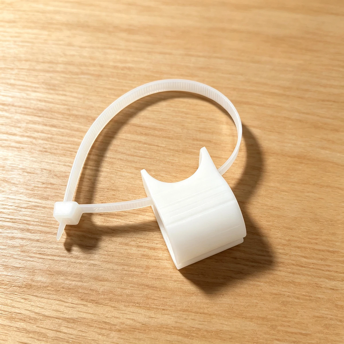 White Bicycle Flashlight Holder, Universal Handlebar Flashlight Clip, Includes a Cable Tie for Secure Installation, Simple Light Support Bracket Accessory for Outdoor Cycling