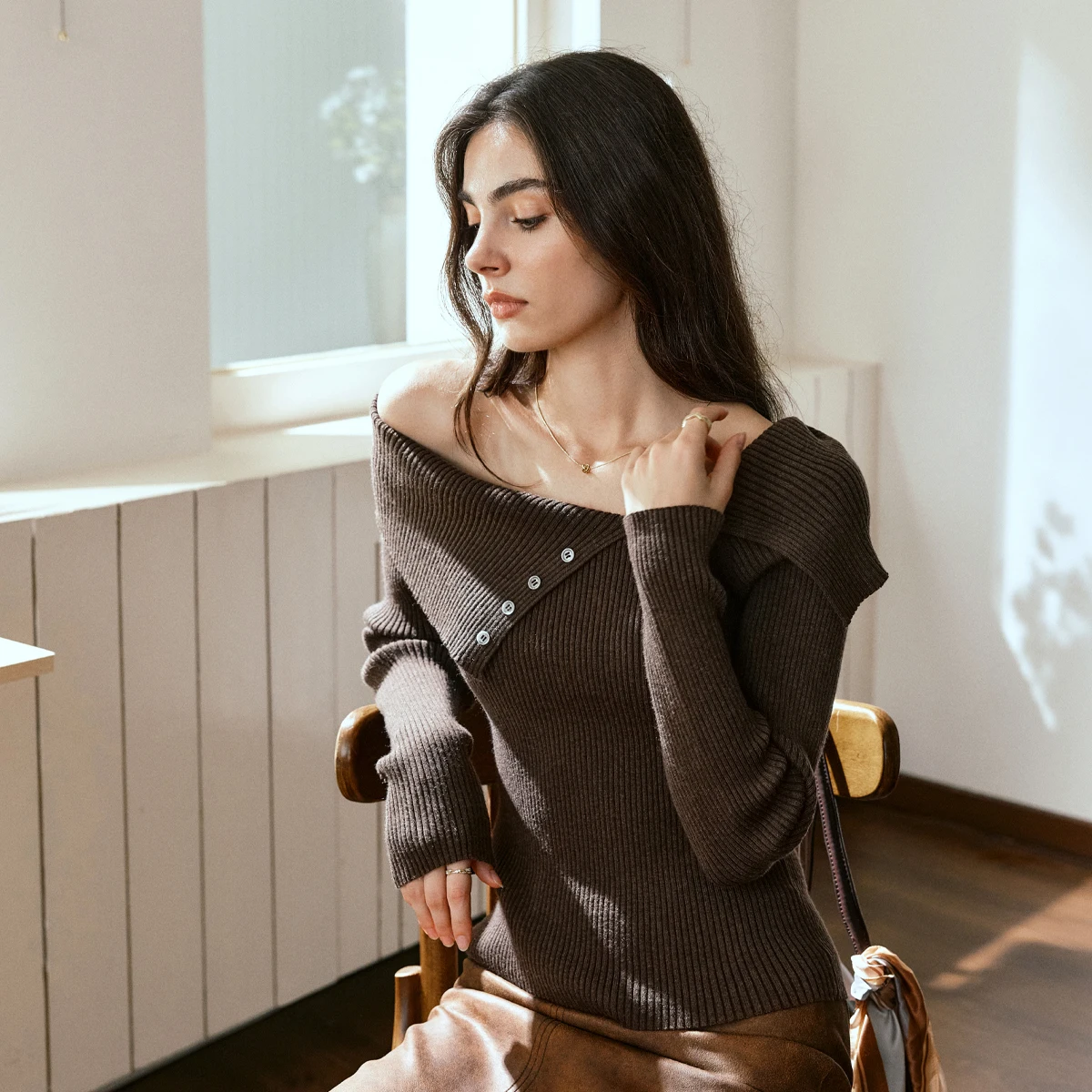 OLrain مائل الرقبة سترة المرأة 2025 الخريف أنيقة طويلة الأكمام البلوز غير المتكافئة زر امرأة تصميم تريكو O57QZ000936 #5