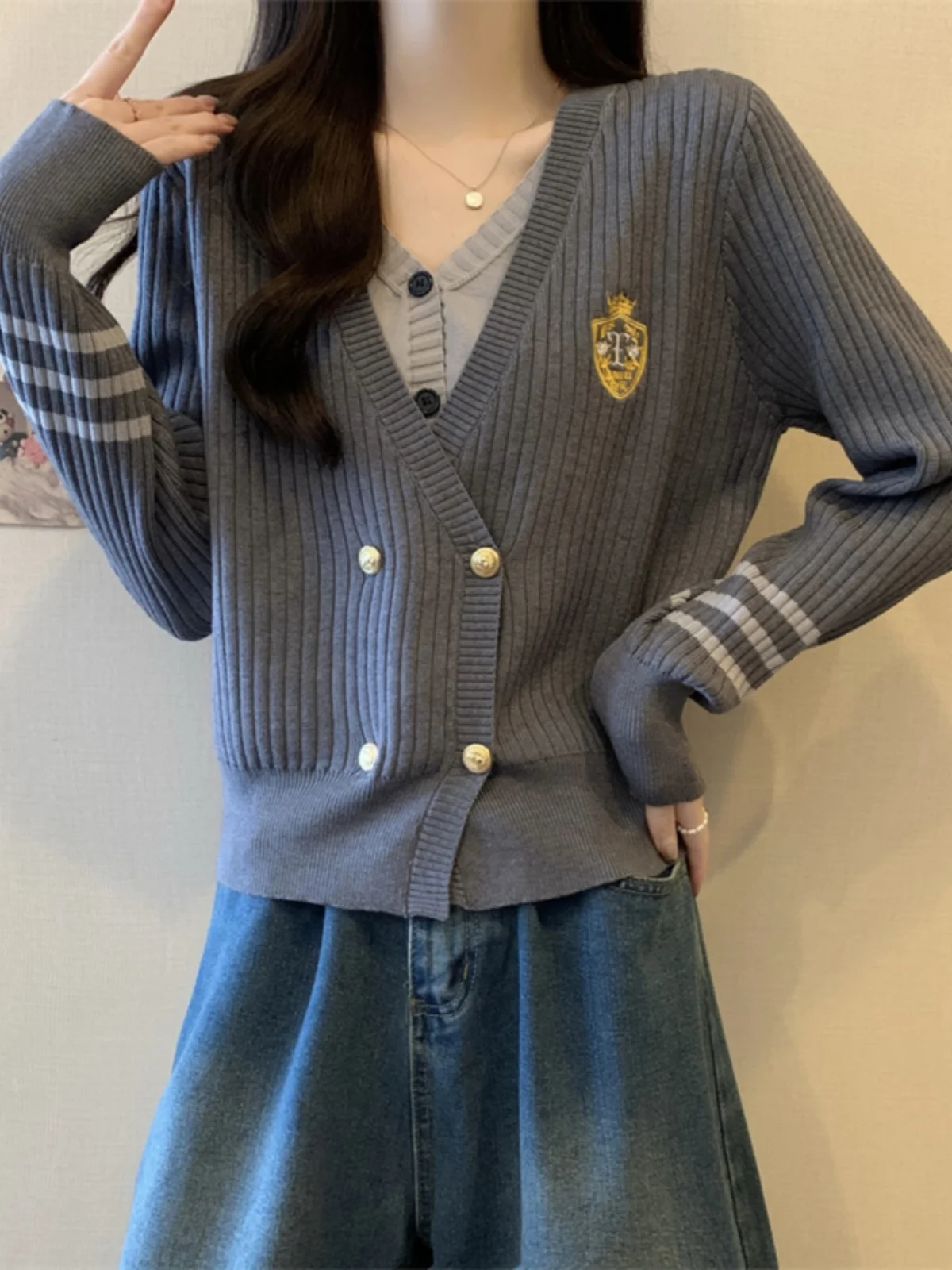 

Early Autumn Korean Sle Knitted Jaet Women's College Faion Fake Two-Piece Knitwear Top Long Sve V-Ne Button-Up