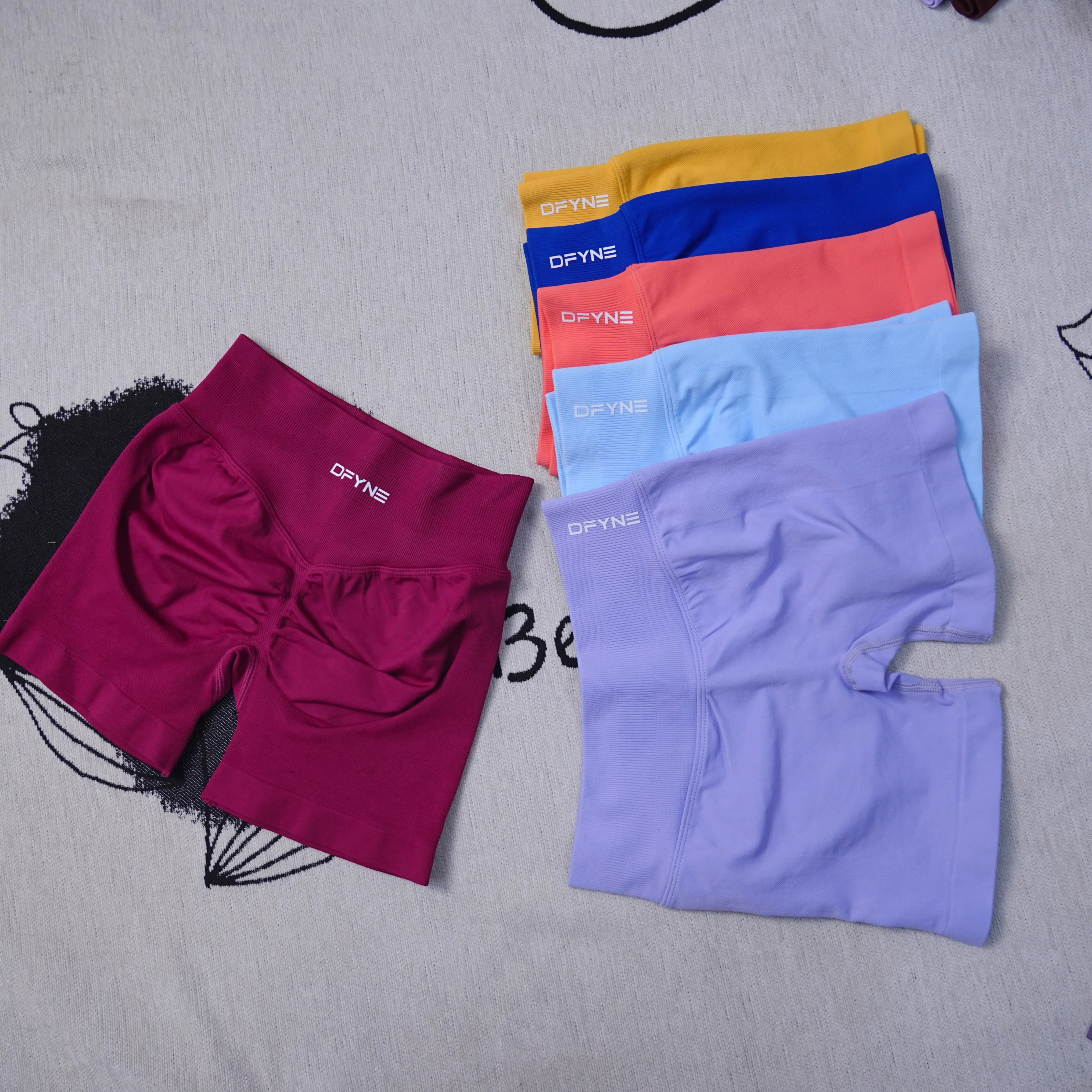 DyfneDFYNE شورت تأثير 4.5 بوصة شورت يوجا بدون خياطة منخفض الخصر Scrunch Bum Gym Workout Biker قصير قابل للتمدد للياقة البدنية Scrunch Butt Ch