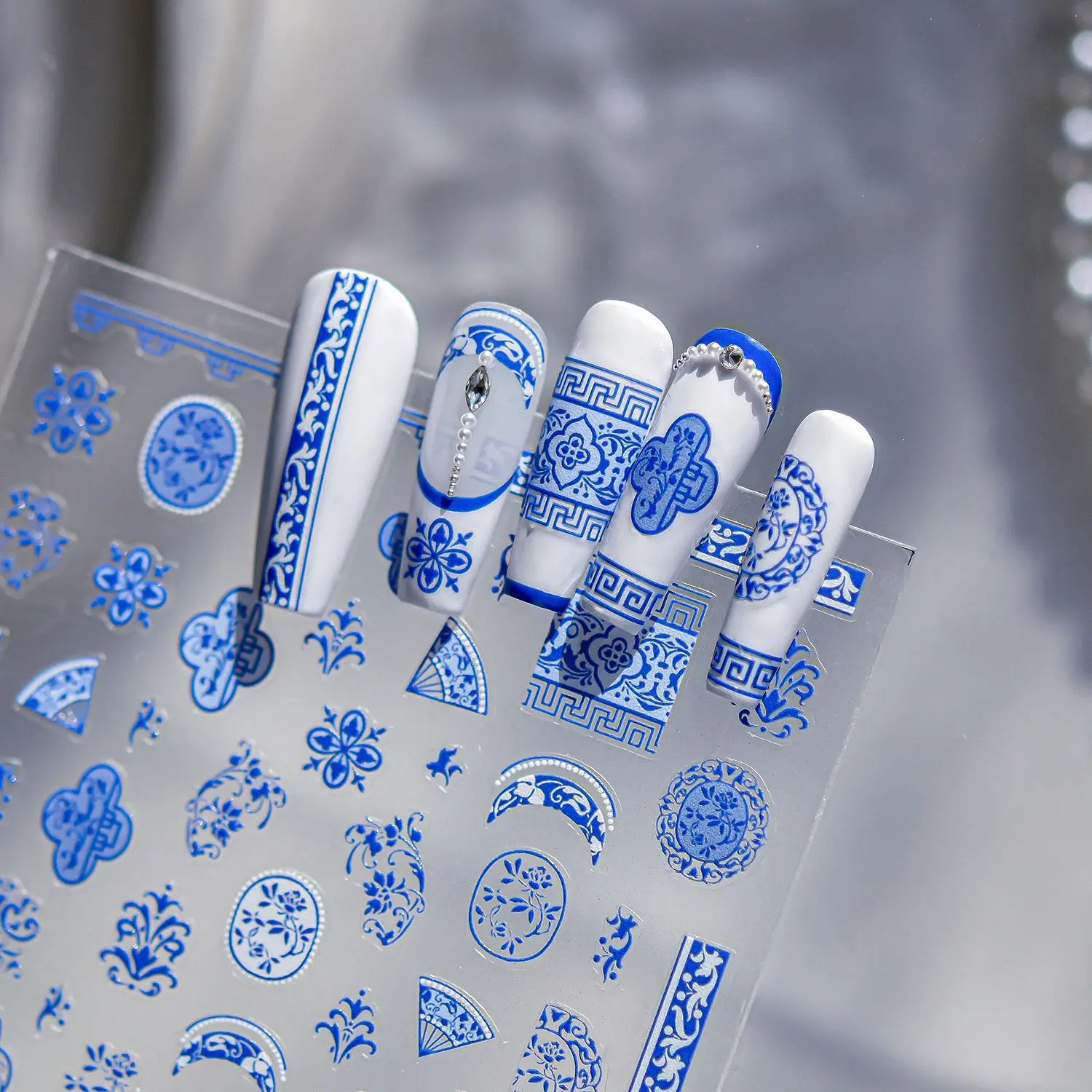 Squisiti adesivi per unghie in porcellana bianca blu Modelli di fiori in stile cinese Eleganti adesivi decorativi autoadesivi per unghie