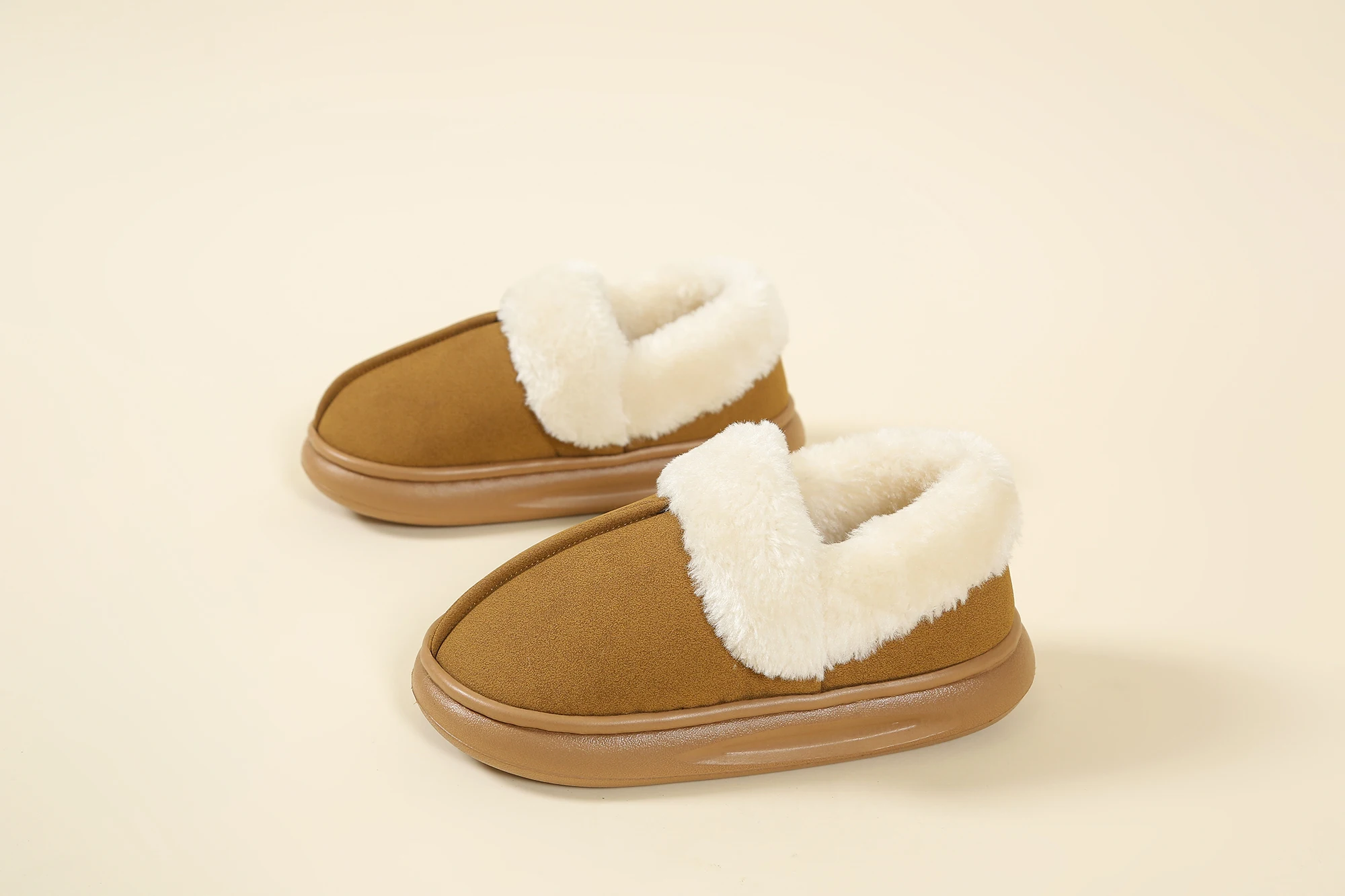 

A Pair of Brown Autumn and Winter Cotton Shoes for Boys and Girls, Plus Plush Fur Shoes for Home, Non-Slip, Fashionable and Warm Cotton Shoes