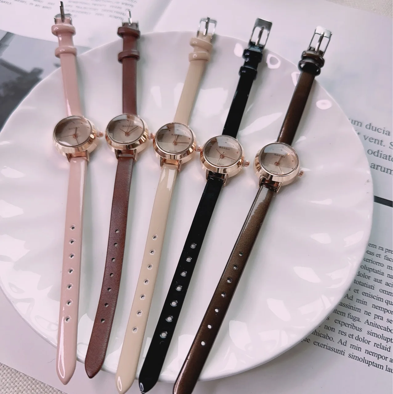 Женские ретро-часы с маленьким циферблатом и простым темпераментом, кварцевые часы на ремне, женские часы