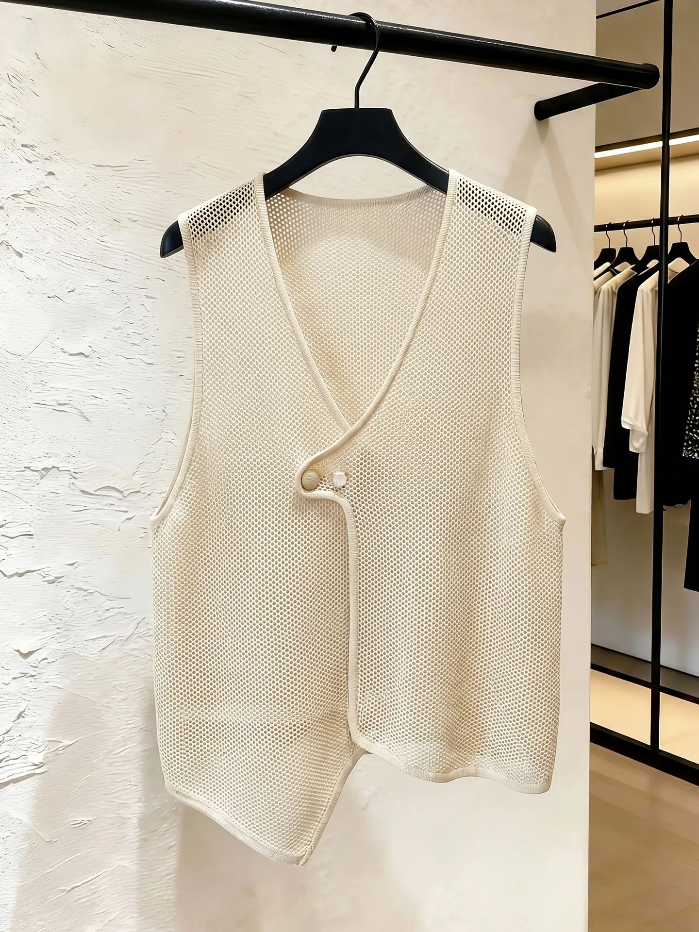 

Fashionable Hollow out Knitted Vest Top Sleeveless Layering Design Summer 2026 Women's Clothing Commute Style Color V-Neck