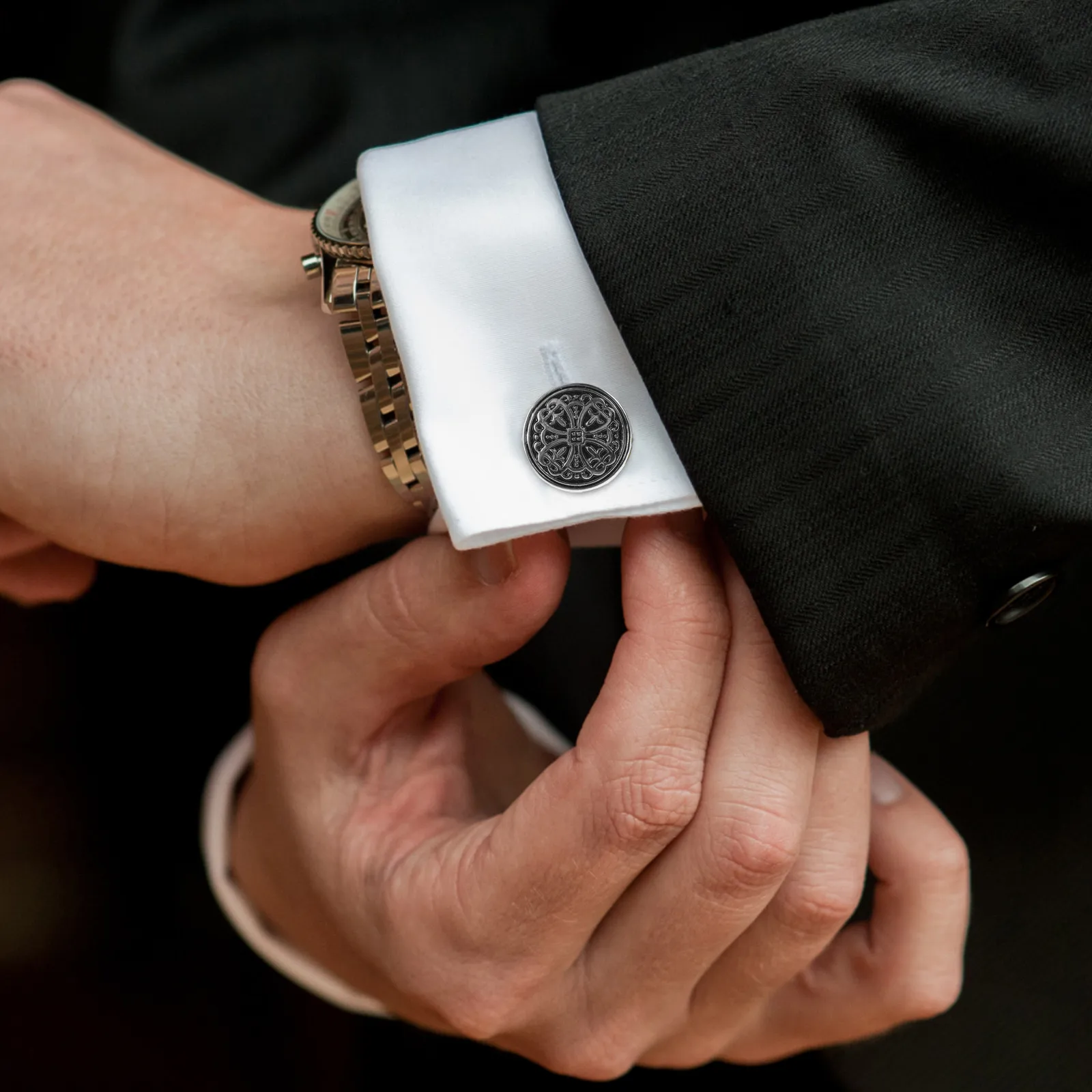 Copper Alloy Plated Vintage Cufflinks Pair Silver Black Floral Retro Design Lean Workmanship Sleeve Buttons for Cuff Shirt