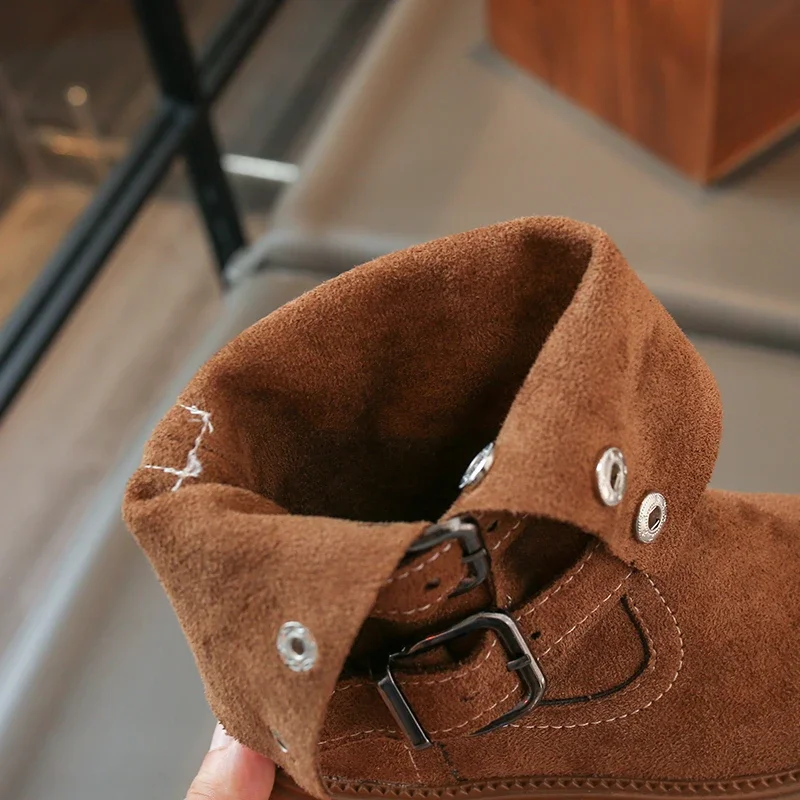 Herbstliche, zweiteilige Stiefeletten im Vintage-Stil für Mädchen, mit Metallschnallen für besseren Halt und dicken Gummisohlen sowie einem Stiefel im Ritterstil. – Detail 15