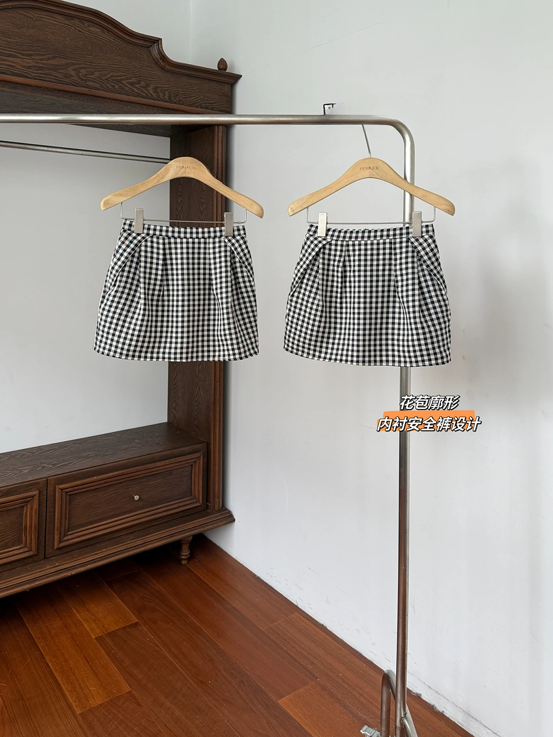 กระโปรงสั้นทรงเอเอวสูง กระโปรงสั้นลายตารางสีดำและสีขาวแฟชั่นอเนกประสงค์ของผู้หญิงกระโปรงสั้นกระโปรงดอกไม้