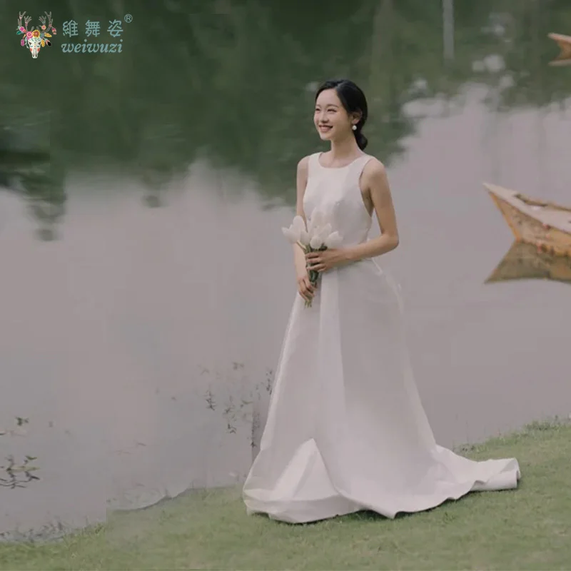 새로운 한국 스타일 미니멀리스트 백리스 트레일링 웨딩 드레스 야외 결혼식 및 커플 사진 촬영에 적합