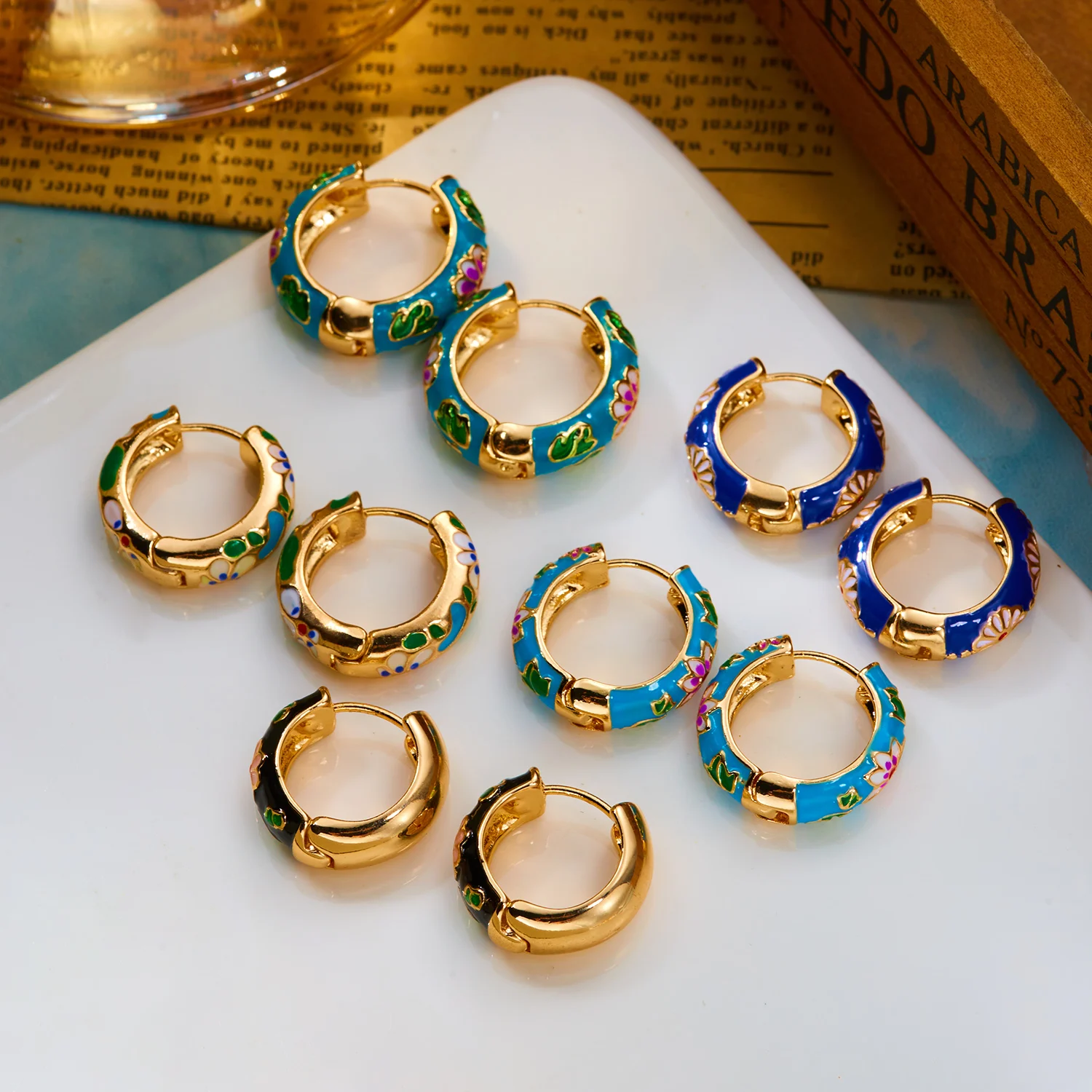 Vintage Emaille-Blumen Niedliche Huggie-Creolen für Damen, Boho Bunte Gravierte Blumen-Kreisohrringe, Trendiger Schmuck Geschenk – Detail 6
