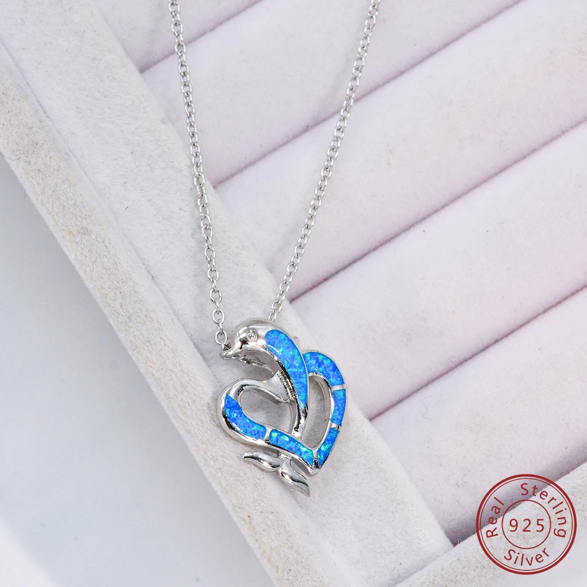 

2025 Новое популярное ожерелье из 100% стерлингового серебра 925 пробы в форме сердца с дельфином и синим опалом Элегантное и модное трендовое женское ожерелье