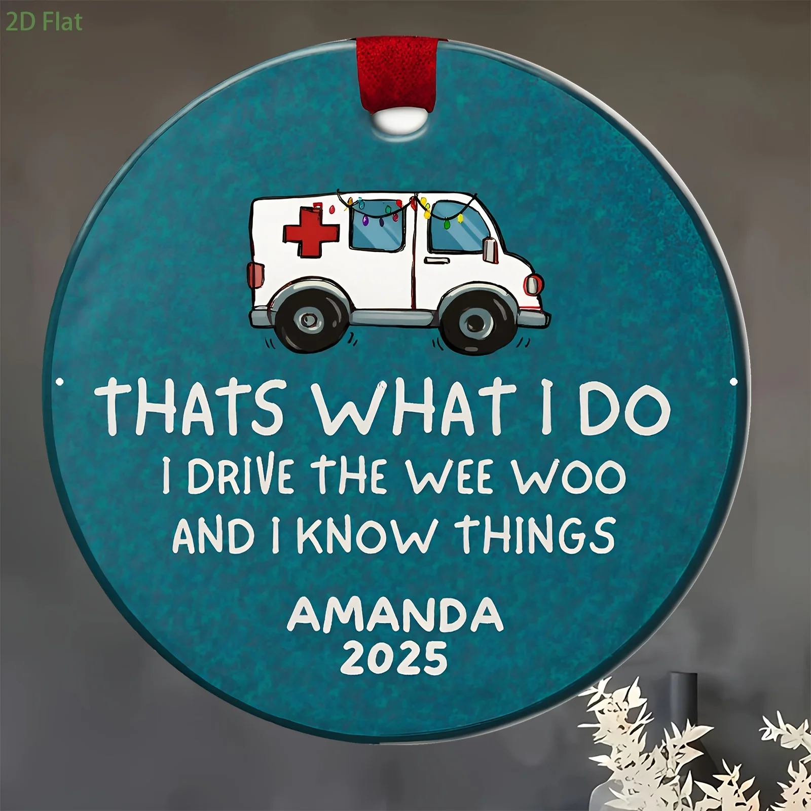 Adorno de Ambulancia Plano 2D, un Regalo Divertido para Paramédicos y Técnicos de Emergencias Médicas, con la frase 'Eso es lo que hago, conduzco el coche de emergencia y sé muchas cosas'.