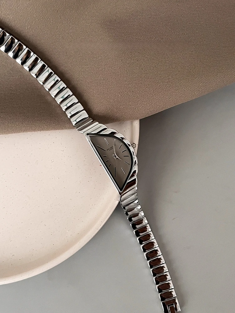 Women's Quartz Watch Golden Half Moon Plate Antique Fashion Niche Unique Design Ladies Watches Luxury