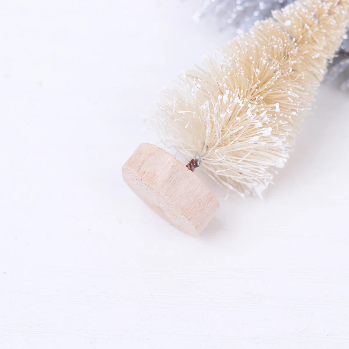 

60 Pcs Mini Christmas Trees Artificial Snow Wooden Base Tabletop Decor Home Party Craft Holiday Villages Christmas Tree