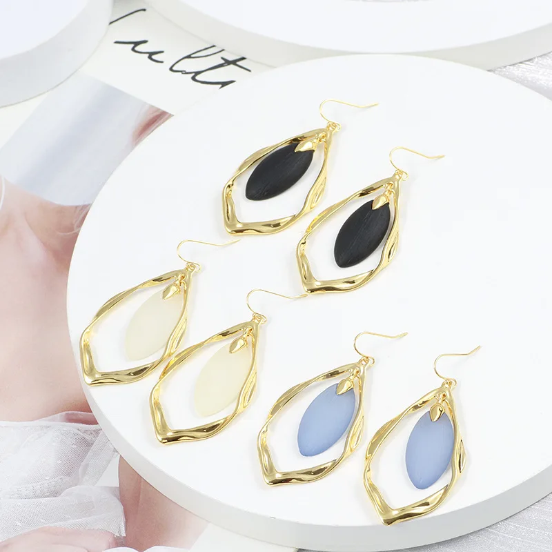 

Simple Design Personality Exaggerated Geometric Irregular Fold Water Drop Resin Lightweight Fashion Earring Ear Clip for Women