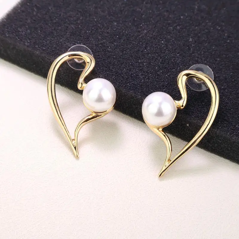 Oscar  Literary and Artistic Elegance Heart-shaped Pearl Temperament Advanced Light Luxury Fashion Niche Design Stud Earrings