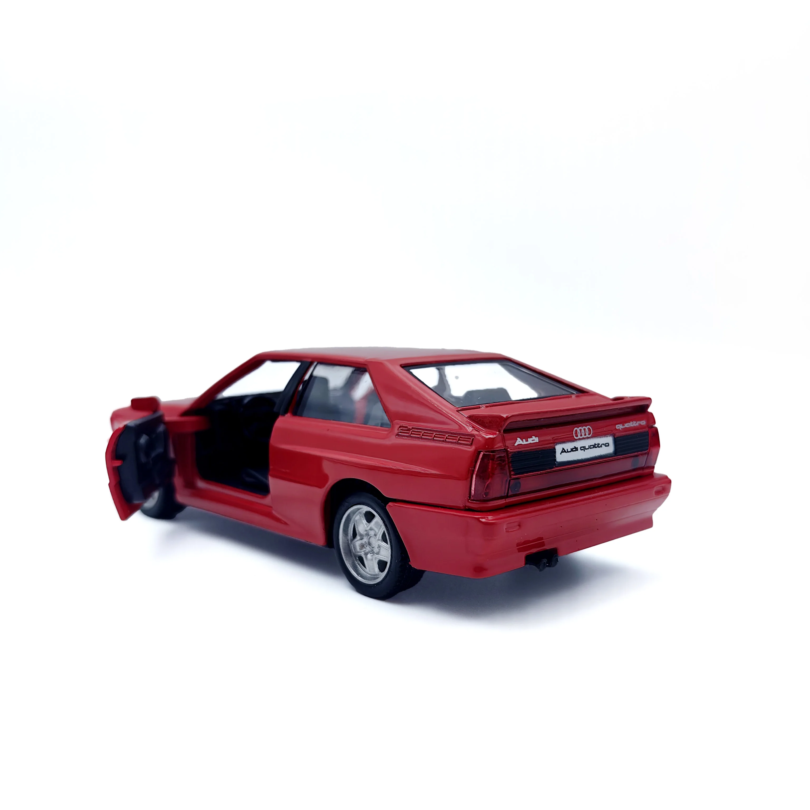 سيارة أودي كواترو 1980 مصنوعة من خليط معدني مصبوب |   فتح الأبواب |   محرك التراجع |   داخلية مفصلة |   لعبة أطفال هدية العيد