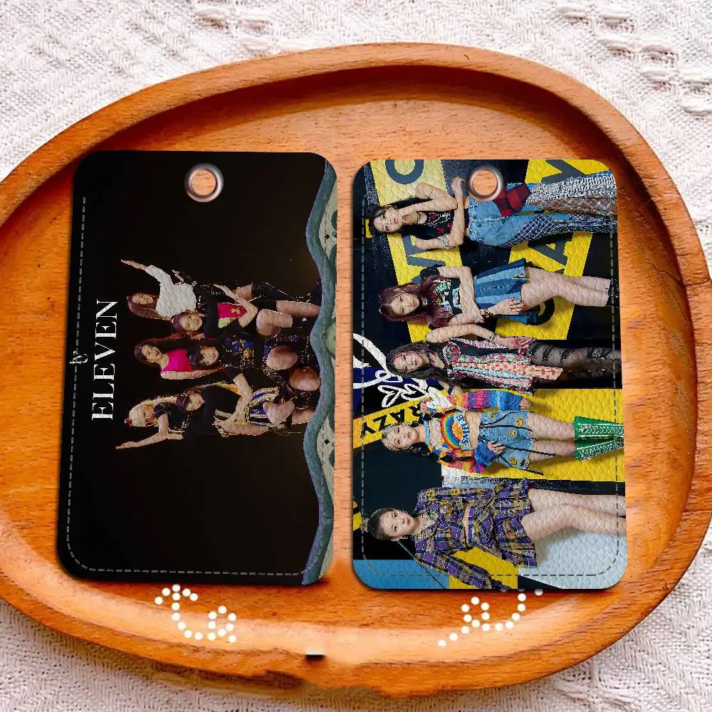 

Популярный брелок-держатель для банковских карт, карт метро и автобусов, ID-карт и пропусков в здание I-IVE Kpop