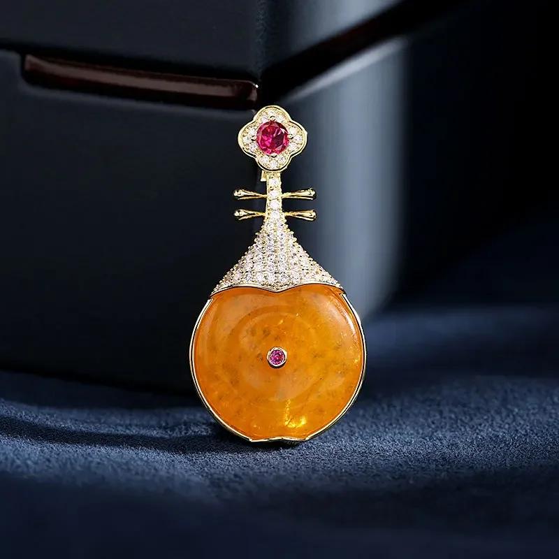 

The retro-styled brooch dress and cheongsam paired with pins and silk scarf buttons feature a unique and creative design