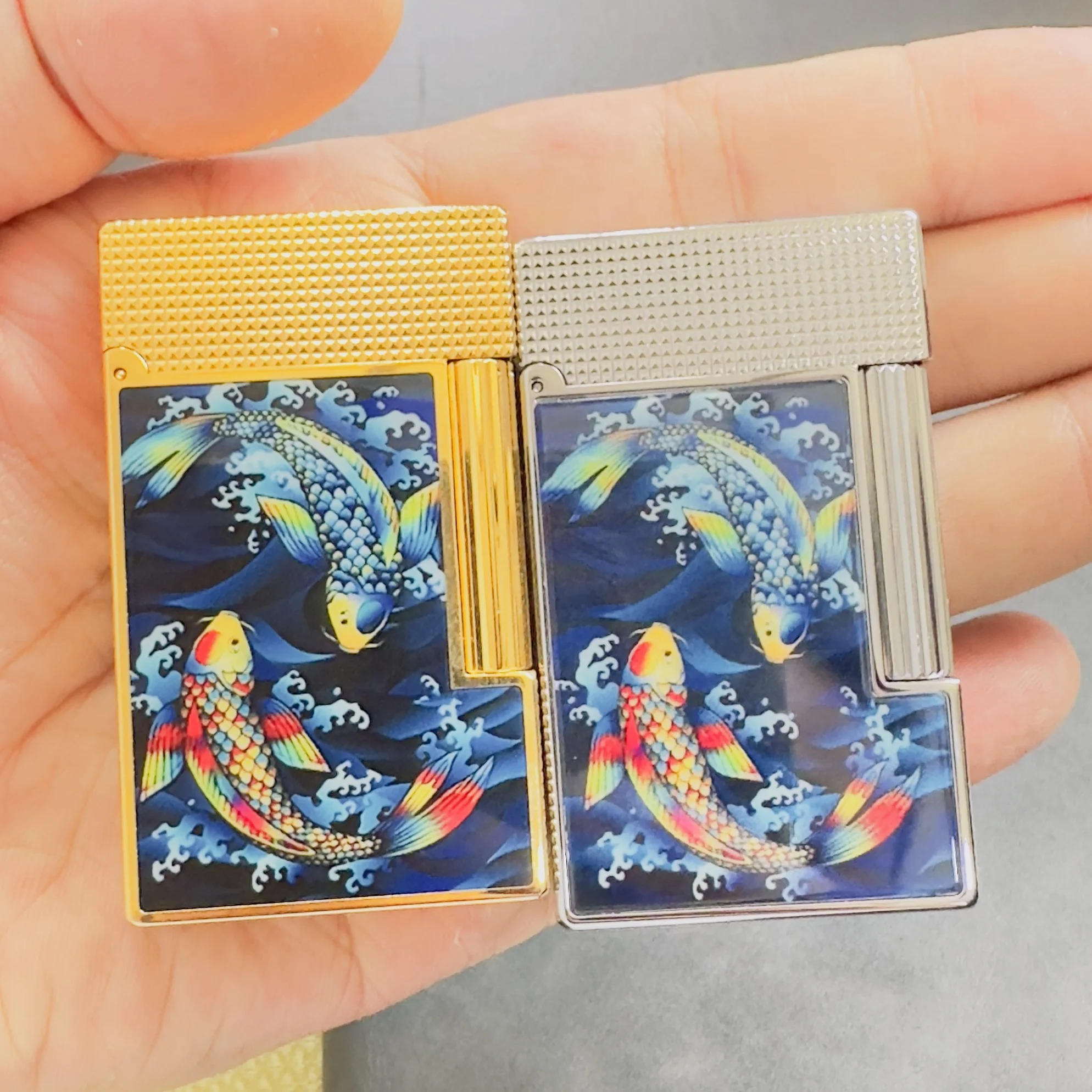 

High-end custom lighter, decorated with a goldfish blessing pattern, comes with a set of custom smoking accessories.
