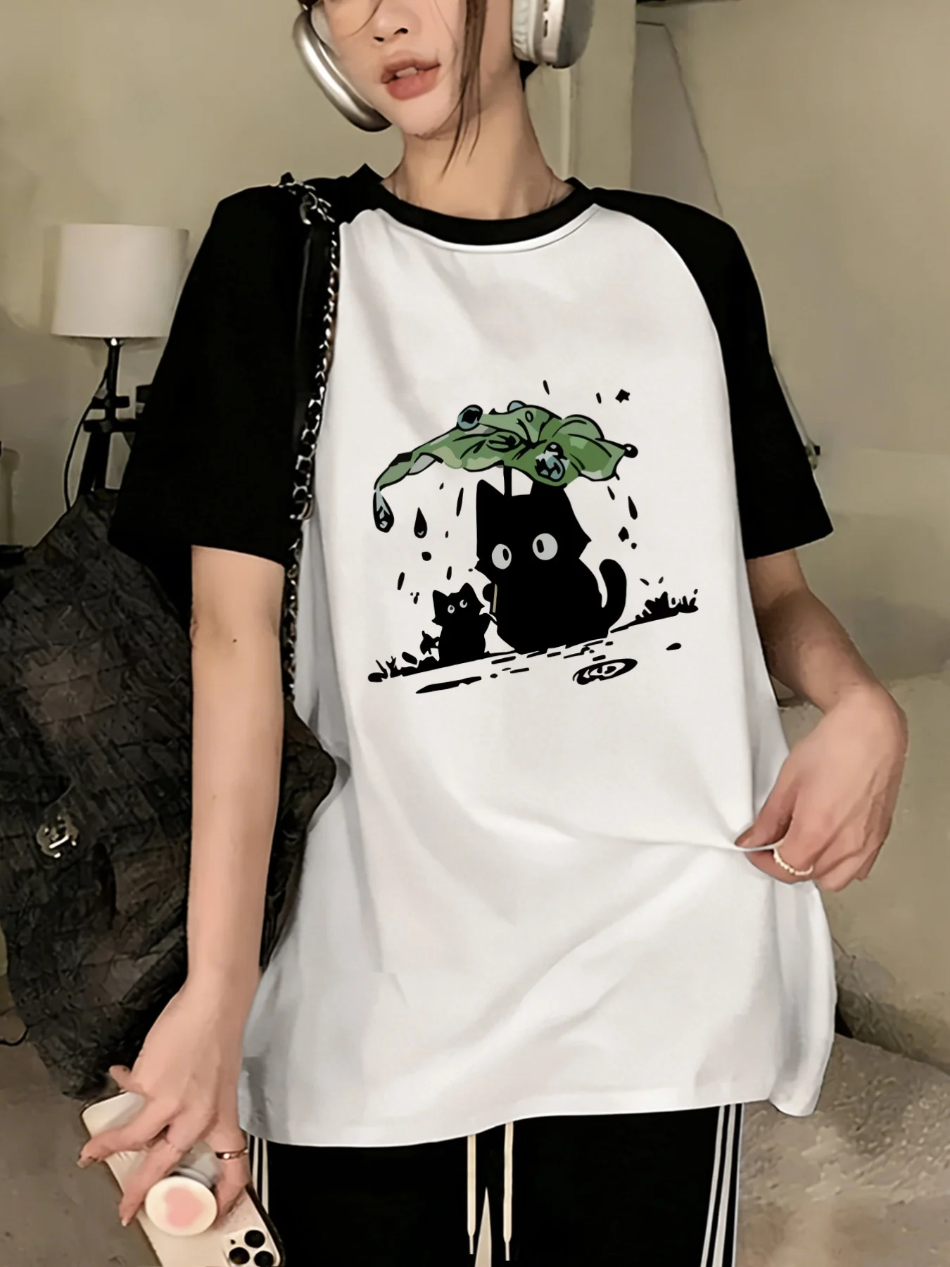 Women's Y2K Vintage Cat and Umbrella Print T-Shirt Color-Block Raglan Sleeve Tops with Kitten Rain Umbrella Design 90s Clothes