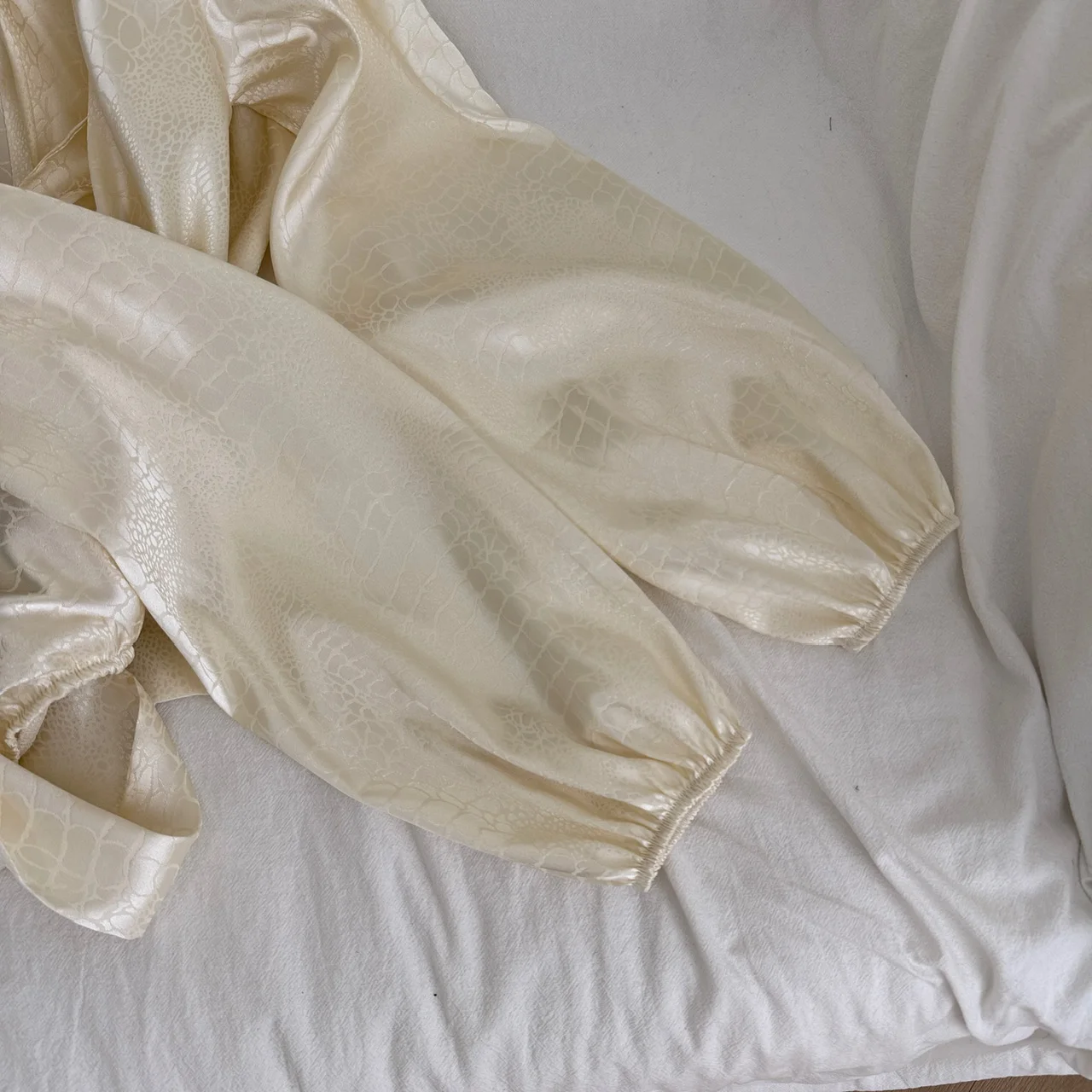 Bluzka vintage z dekoltem w serek, długim rękawem, dopasowana, elegancka, modna, damska koszula hotsweet, odzież damska