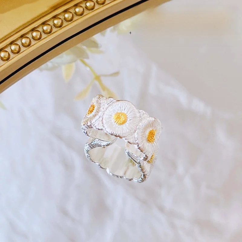 Italian handmade gold-plated double-color golden small daisy lady's engagement ring - fashionable jewelry