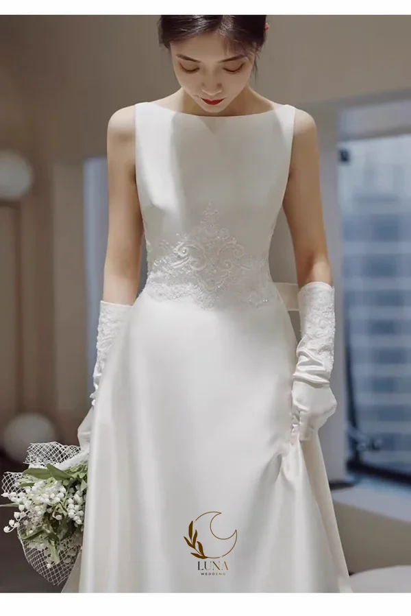 Luna Customized Matte Satin Bridal Gown A Line Boat Neck Sleeveless Bridal Gown with Train Korean Style Lace Appliques Gown