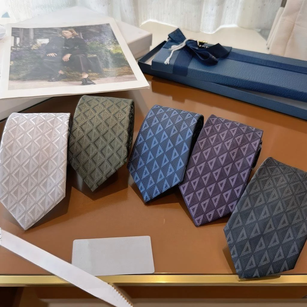 Top-quality Plaid Men's Ties and Bow Ties, Classic and Versatile Business Ties, Groom's Ties, Gifts for Fathers and Boyfriends.