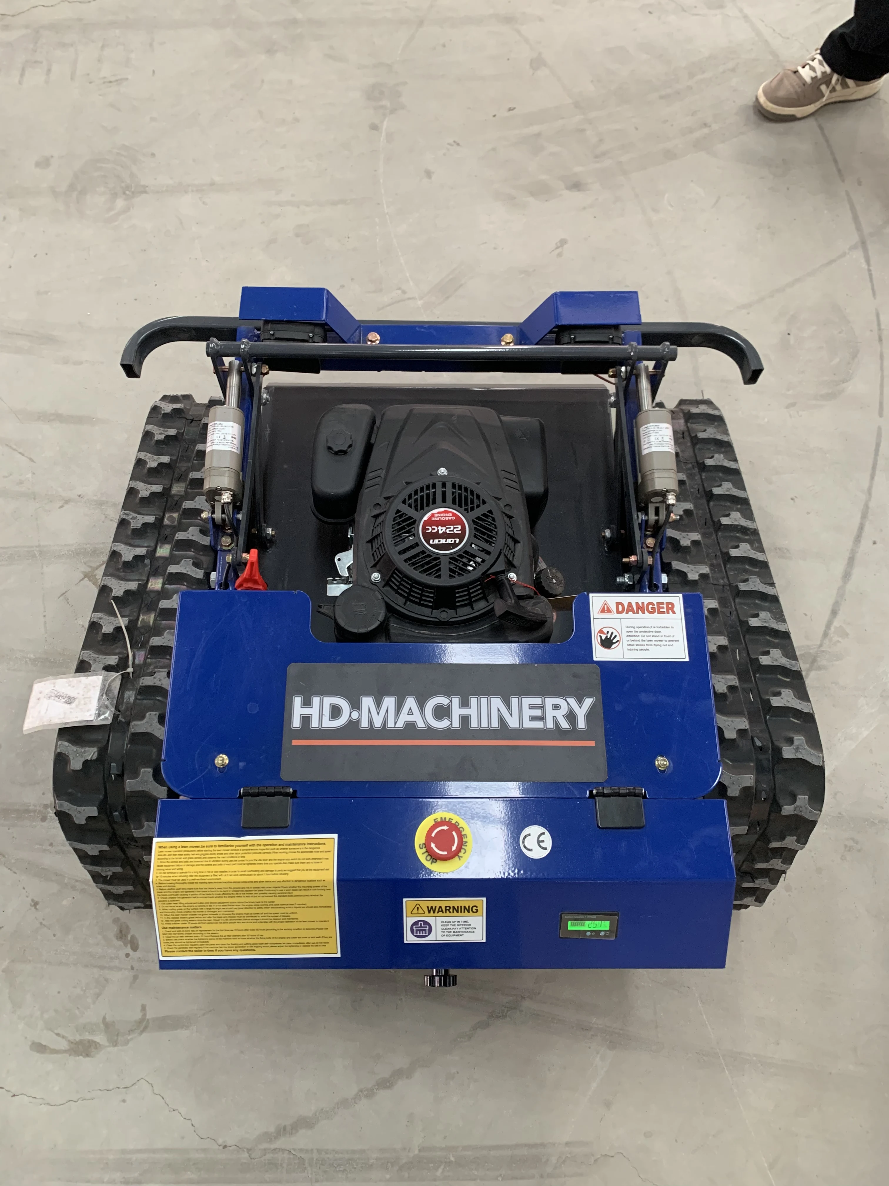 Hot-selling Mini Lawnmower, Tracked Remote-controlled Lawnmower, Equipped with Engine and Motor Core Components