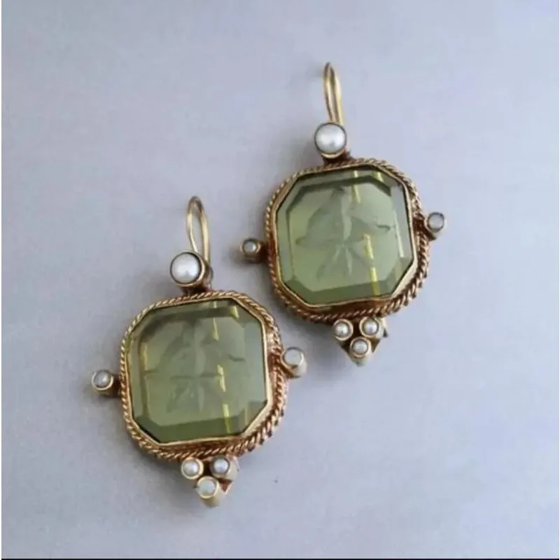 New Hot-Selling Glass Mia Accessories, a Pair of Retro Fashion Creative Women's Earrings