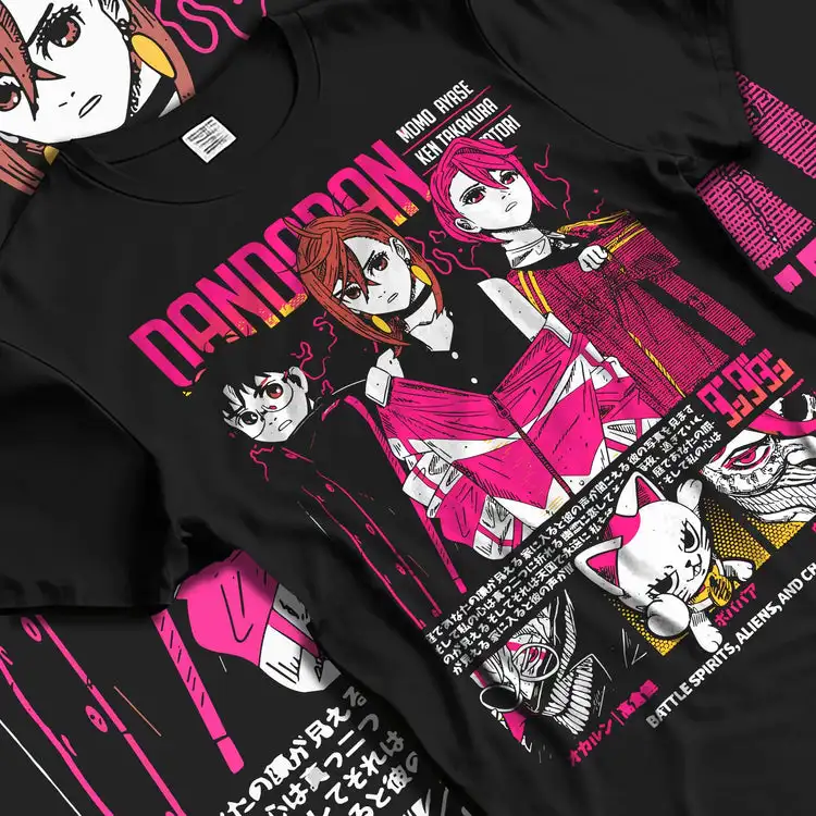 Camiseta de algodón oversize con estampado de collage de anime y título degradado rosa del grupo principal de Dandadan 2026, de una sola cara, para fans otaku.