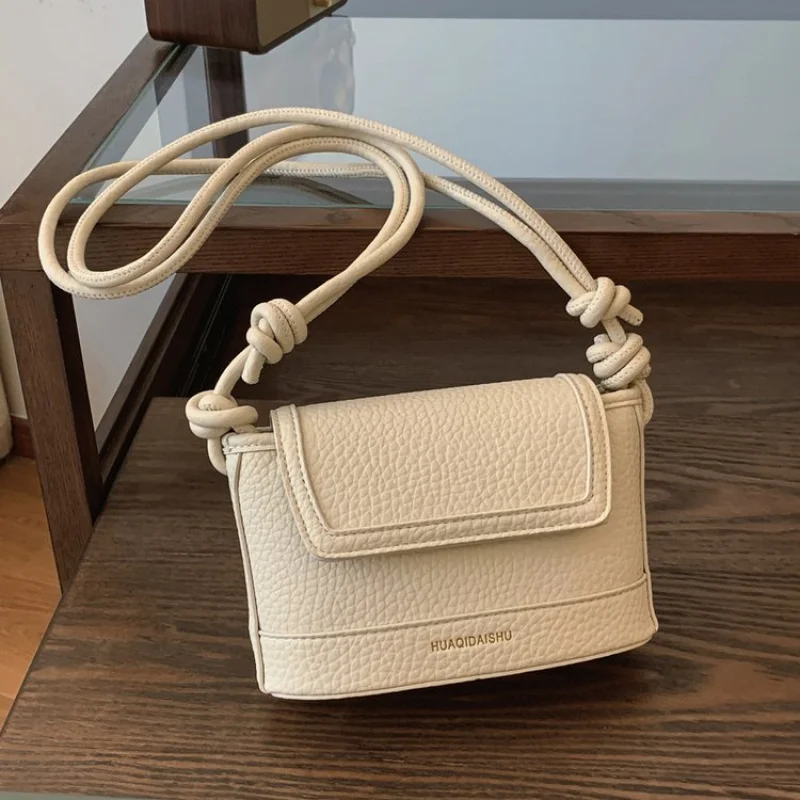 

Elegant Leather Messenger Bag For Ladies, Versatile Shoulder Strap Option, Classic Design For Work Or Travel