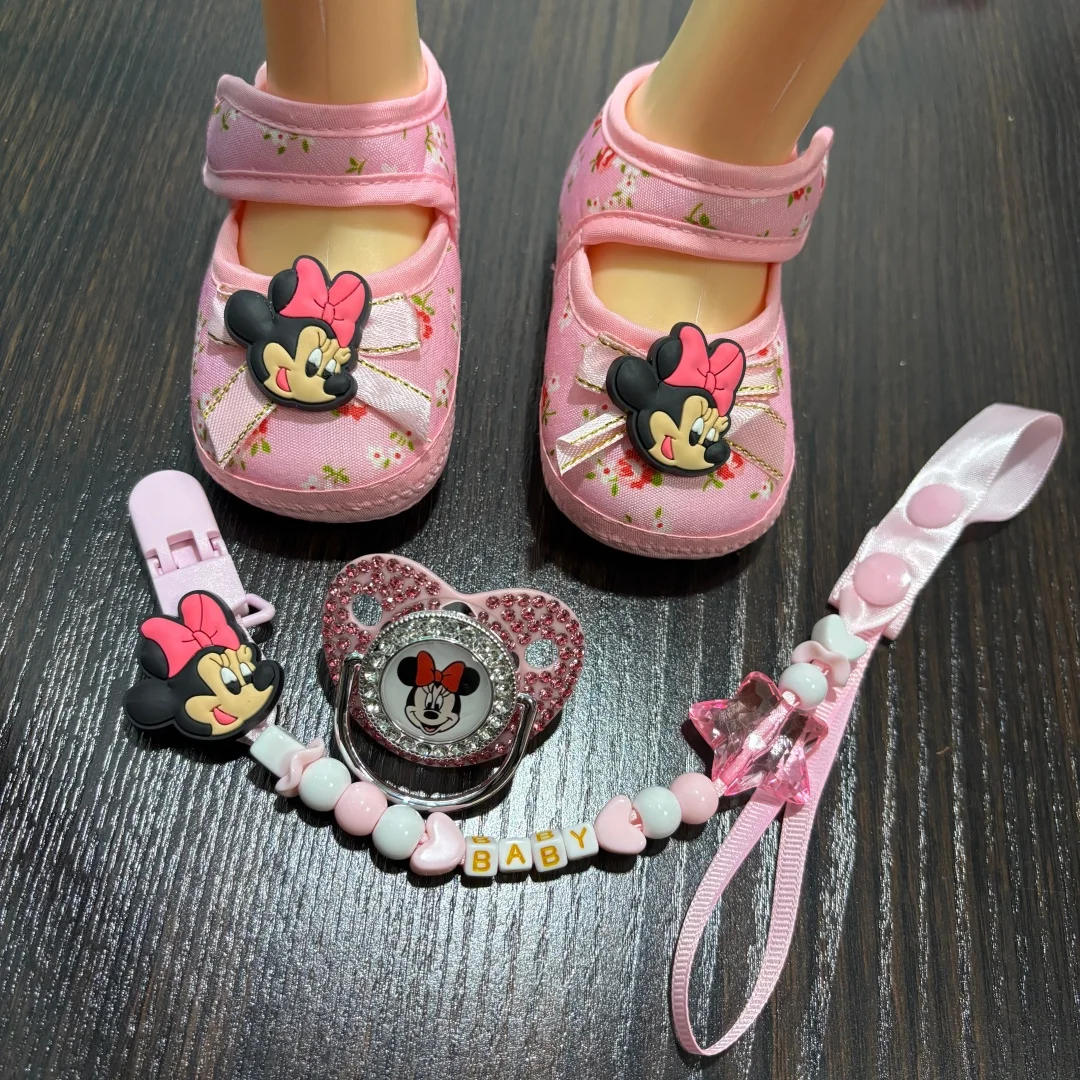 

Набор необходимых принадлежностей для новорожденных: реалистичная соска-пустышка с защитным колпачком и очаровательные детские пинетки в милом стиле для мальчиков и девочек, комфортные.