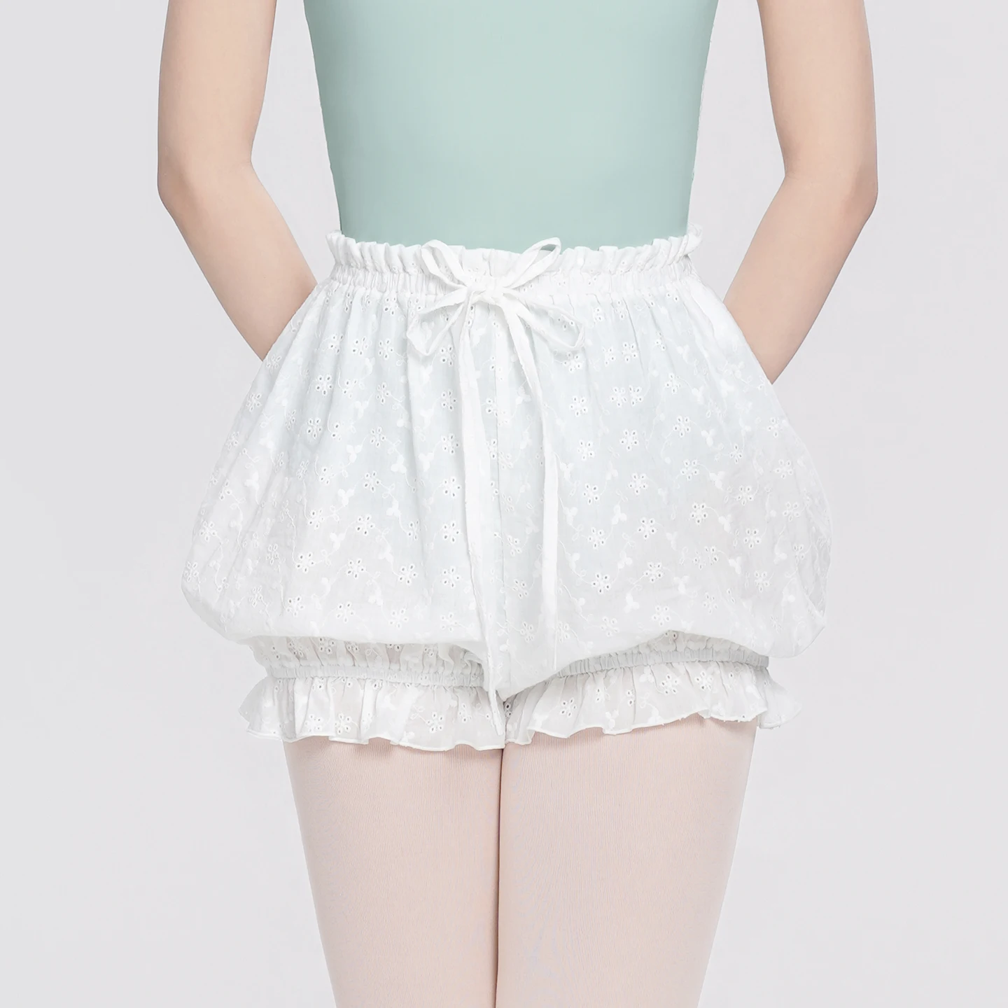 Weiße Blütenknospen-Kurzhose für Damen, hohe Taille, figurbetonte Tanzshorts, Ballettshorts für Erwachsene, Sicherheitshose