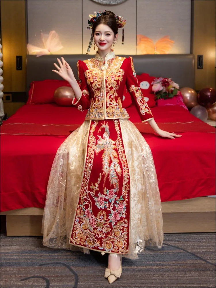 A new velvet dress in champagne color for brides Chinese-style wedding toasting and ceremony
