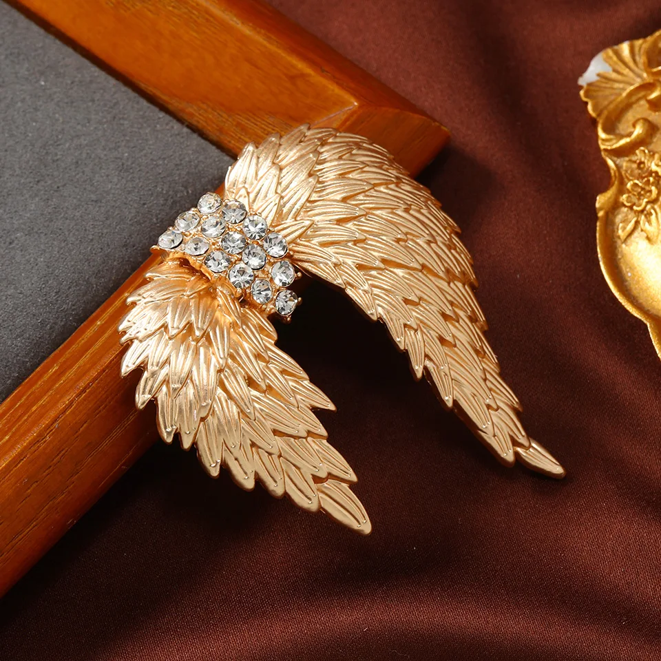 Vintage Matte Gold Color Feather Brooches For Women Unisex Luxury Design Rhinestone Angel Wing Brooch Clothing Pin Jewelry Gifts