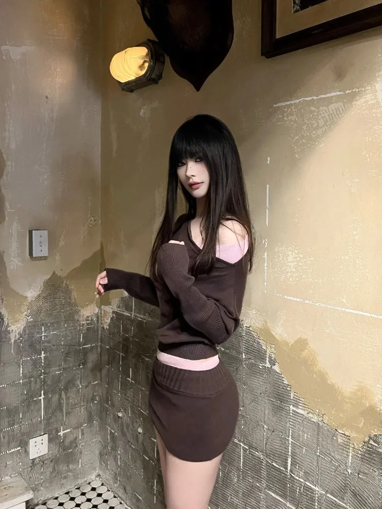 เสื้อแขนยาวผู้หญิงสไตล์วินเทจเซ็กซี่  ชุดสูทใหม่สำหรับฤดูใบไม้ร่วงและฤดูหนาว  ทรงเข้ารูป  แขนทรงค้างคาว  เสื้อถัก  กระโปรงครึ่งท่อน  แฟชั่นปี 2025